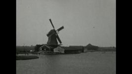 171 Van Volendam naar Marken, De film begint met de draaiende houtzaagmolen De Vriendschap bij Monnickendam.Toeristen ...